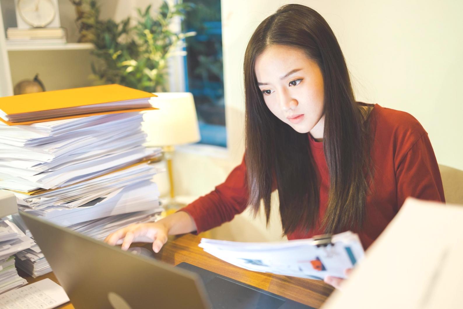Espacio de trabajo con calculadora y documentos financieros